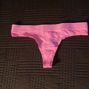 Selling Victoria’s Secret thong nwt any questions ask 🌸😊